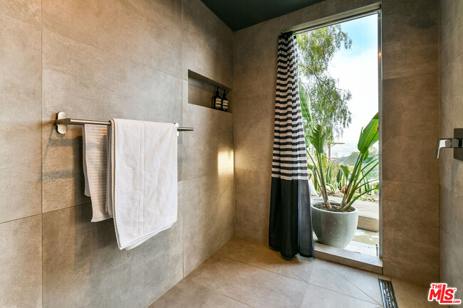 Building Photo - 7107 Pacific View Dr
