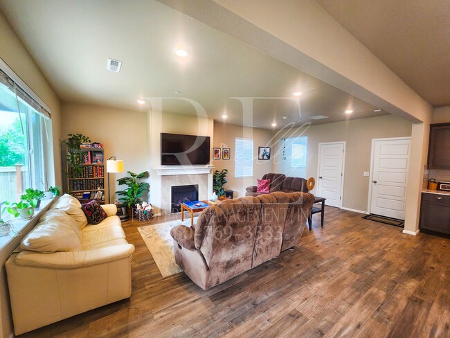 Building Photo - Extra Large Premium Built 4bd