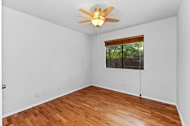 Building Photo - 607 Russet Valley Dr