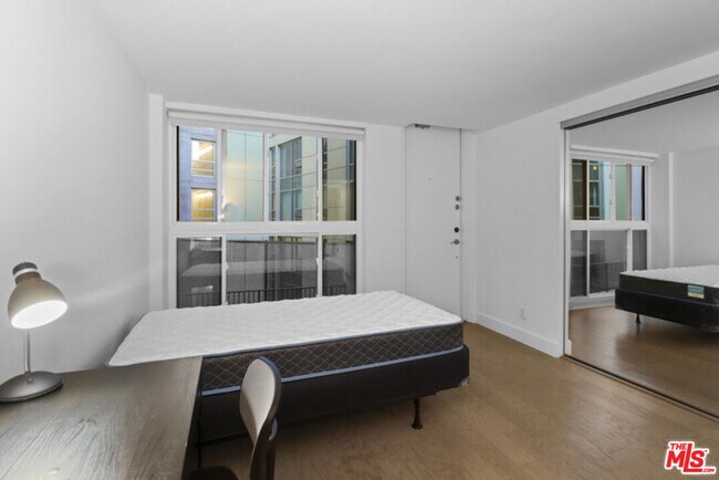 Building Photo - 10982 Roebling Ave