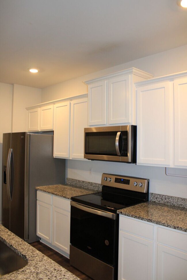 Building Photo - 3 Bedroom 2 .5 Bath Townhome Hephzibah!