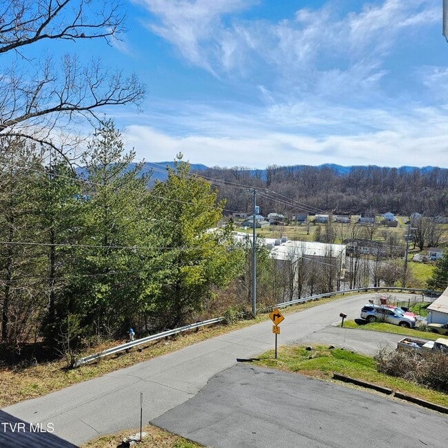 Building Photo - Modern 2-bedroom, 2 bathroom apartment convienent location