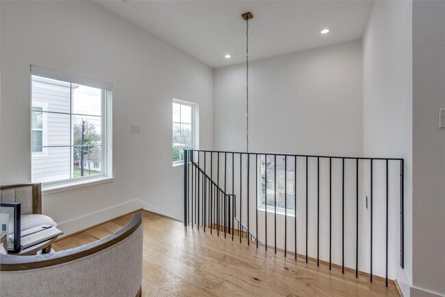 Building Photo - 204 Burr St