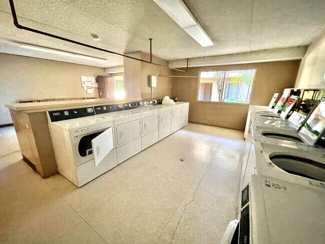 Building Photo - 2501 W Redondo Beach Blvd
