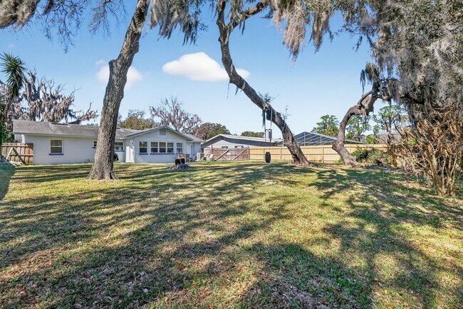 Building Photo - 3 Bedroom Home in Tavares with Large Fenced Backyard