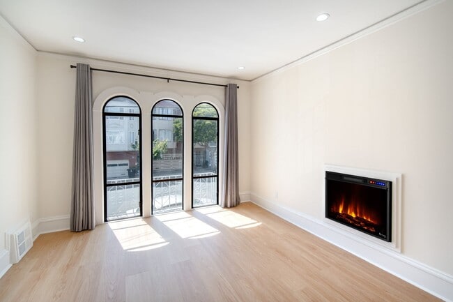 Building Photo - TOTAL REMODEL HUGE 3BR/3BA 1700sf w Garage...