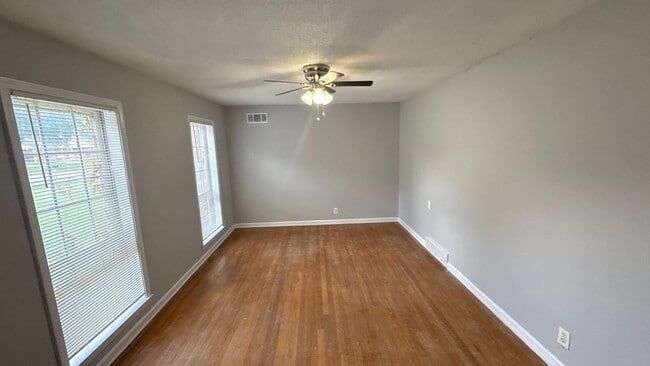 Building Photo - Spacious 3 Bed and 2 Bath for rent in Pkwy...