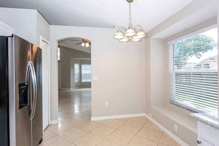 Building Photo - 402 Sangria Dr