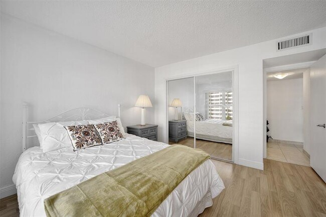 Building Photo - 3900 Galt Ocean Dr