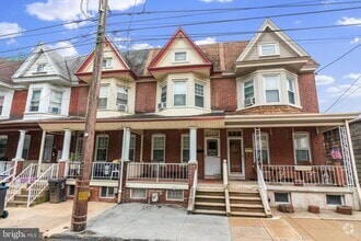 Building Photo - 206 E Elm St