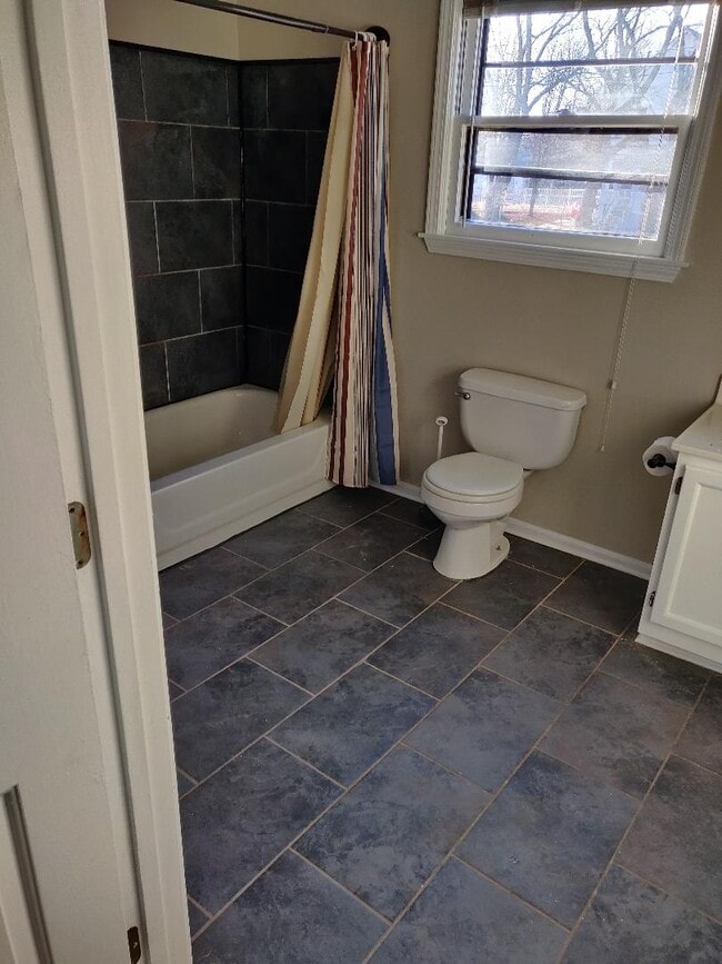 full bath - 3158 Oak St