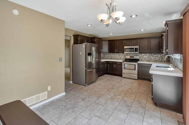 Building Photo - Charming 4 Bedroom 3 Bath in Highlands Ranch!