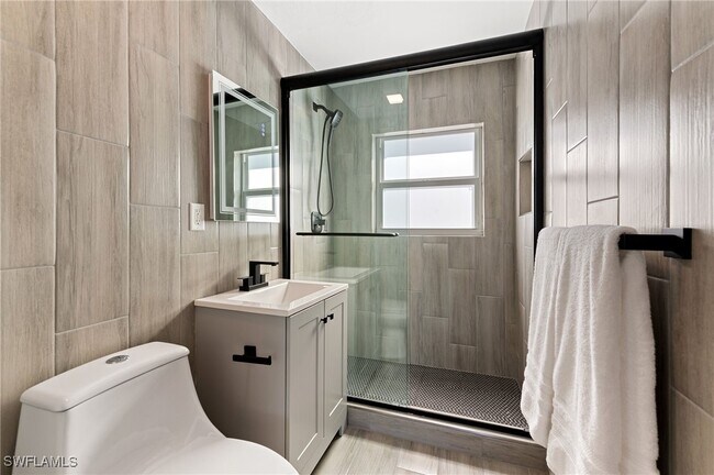 Building Photo - 714 105th Ave N