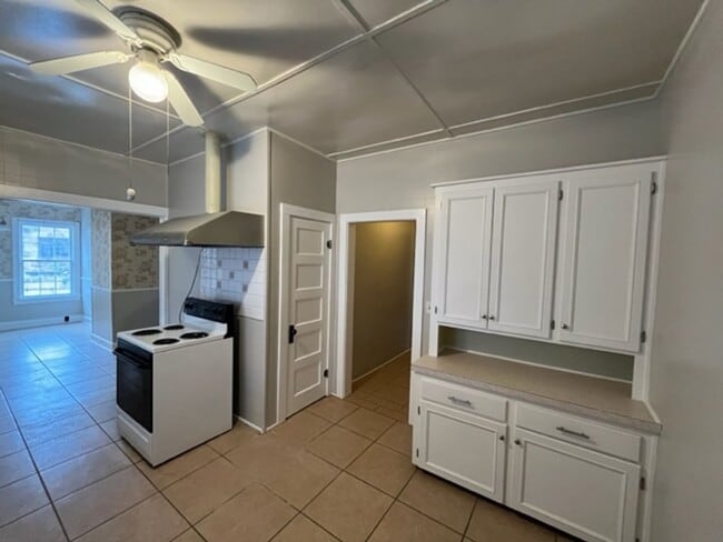 Building Photo - Beautifully rehabbed 4 Bedroom 2 Bath olde...