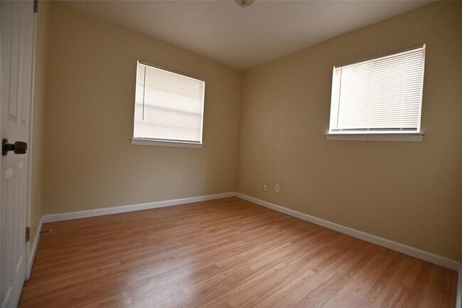 Building Photo - 1607 W Donovan St