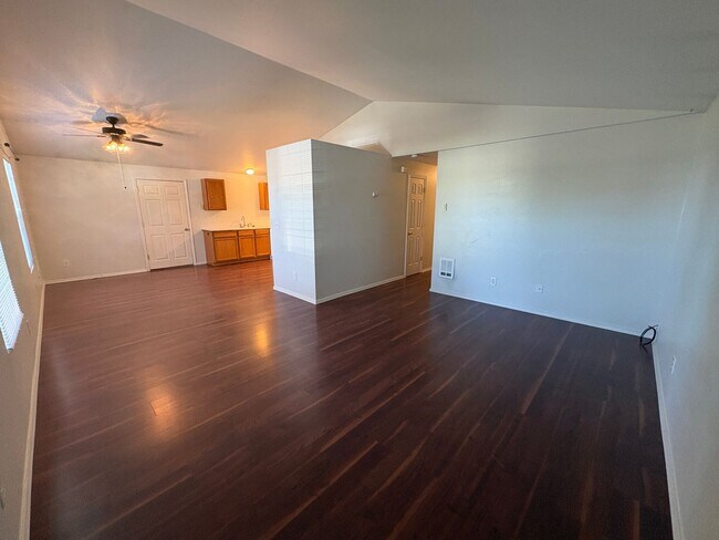 Building Photo - SCHEDULE A TOUR TO VIEW THIS COZY OPEN FLOORPLAN DUPLEX IN REDMOND!!