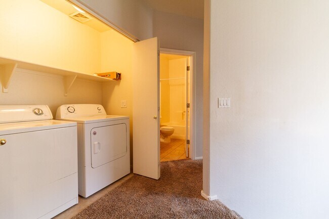 Building Photo - 2600 E Springfield Pl