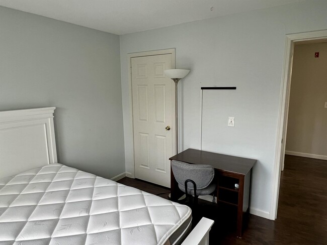 Building Photo - 690 S Porter St