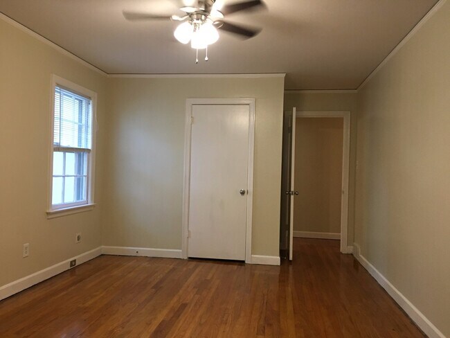 Building Photo - Dont miss out on this spacious East Memphi...