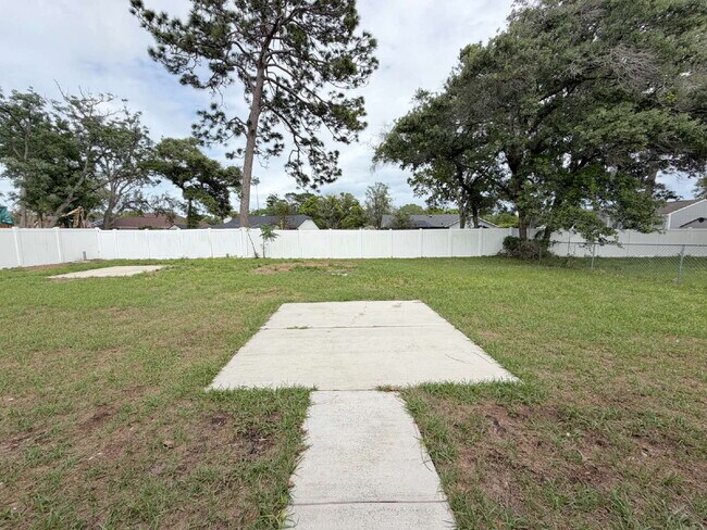 Building Photo - "Charming 3-Bed, 2-Bath Retreat in Spring Hill with 1,327 Sq Ft of Comfort!"