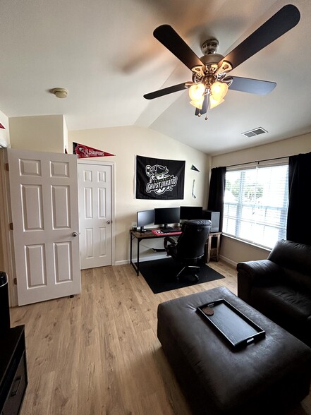 Building Photo - 122 Sonata Cir