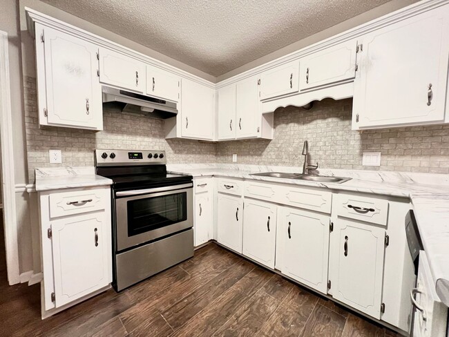 Building Photo - AVAILABLE JUNE [NO PETS PERMITTED]