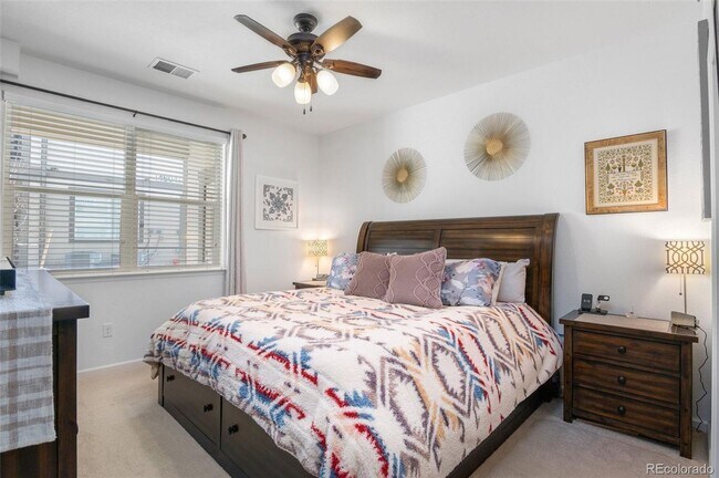 Building Photo - Like new gorgeous ground level Condo with Detached Garage and open floor plan.