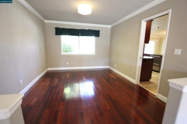 Building Photo - 898 Luxury Dr