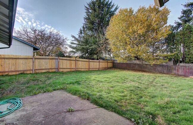 Building Photo - This one level charmer won't last long! 3 bedrooms, 2 baths, fully fenced yard, pets welcome!