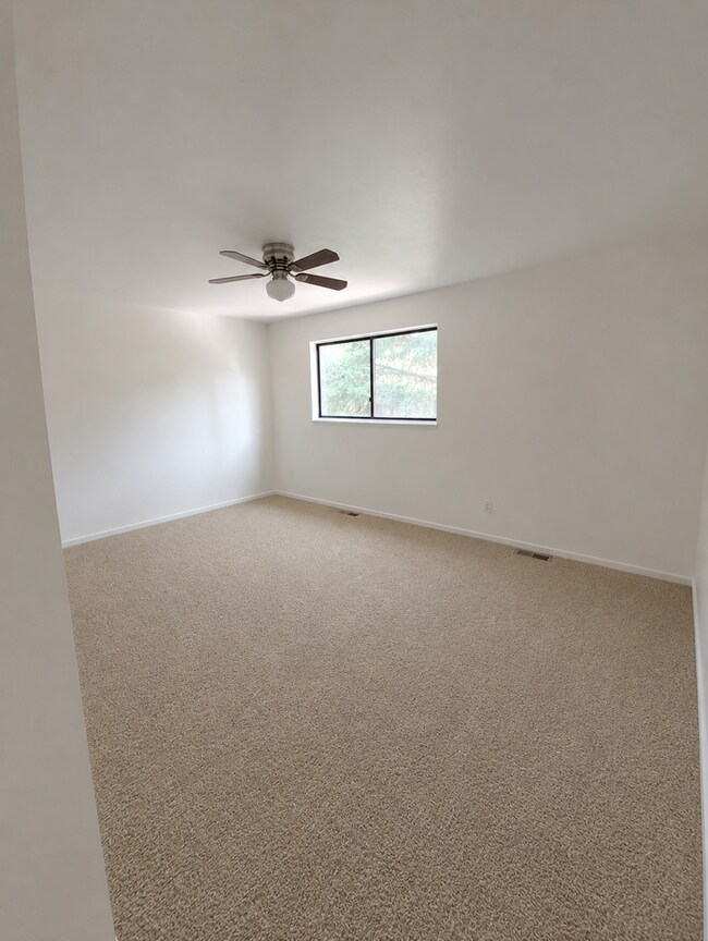 Building Photo - Convenient location, new paint & carpet throughout, enclosed patio.