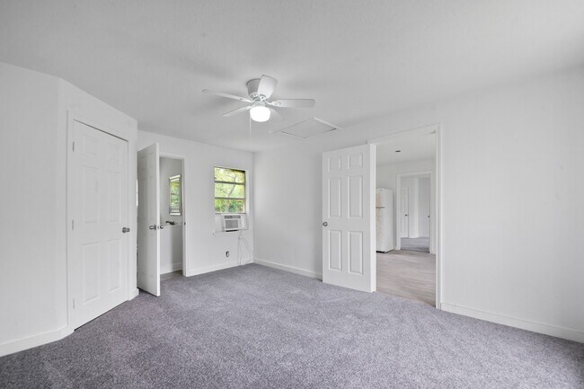 Building Photo - 806 E Emily Ave