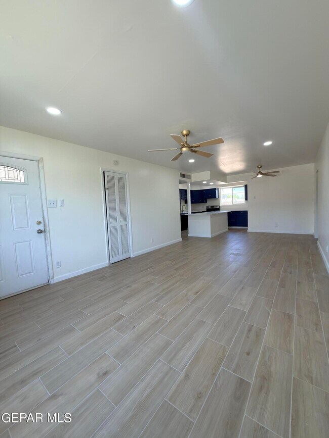 Building Photo - 7605 Parkland Dr