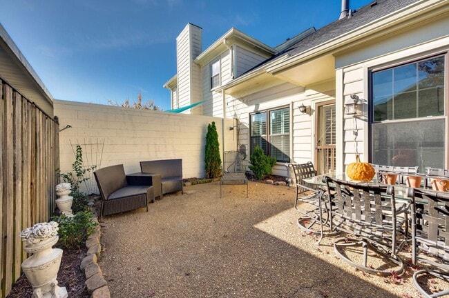 Building Photo - Awesome 4BR/3BA end-unit townhouse in the desirable River Plantation neighborhood!