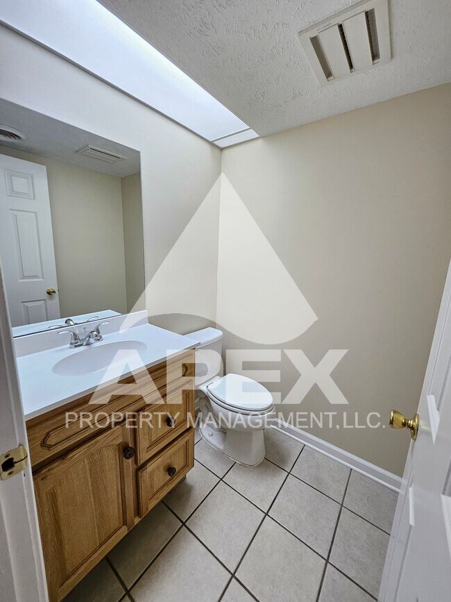 Building Photo - Spacious 3 Bd 2.5 Ba Condo w/Carport in heart of West Knox!