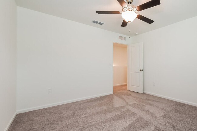 Building Photo - 2042 Hemingway Cir