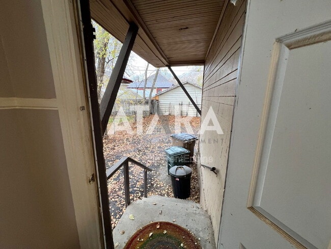 Building Photo - 254 Fern Ave N