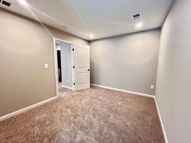 Building Photo - 372 Traminer Wy