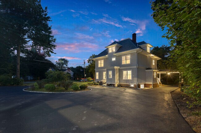 Building Photo - 389 Spring Ave