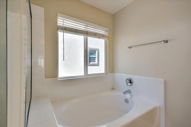 Building Photo - OPEN & SPACIOUS, 4 BEDROOM, 3 BATH 2 STORY...
