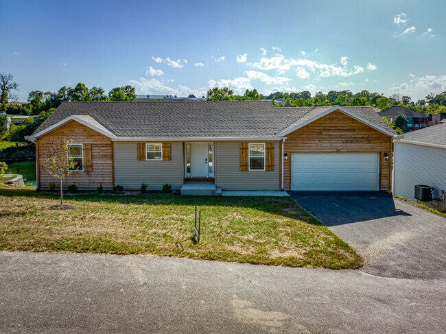 Building Photo - 204 E Sunset Cove Ln