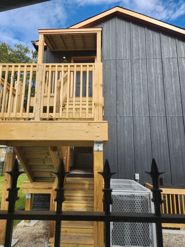 Building Photo - 243 W Swann St