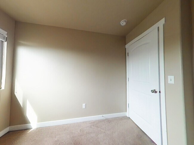 Building Photo - Snow-J3