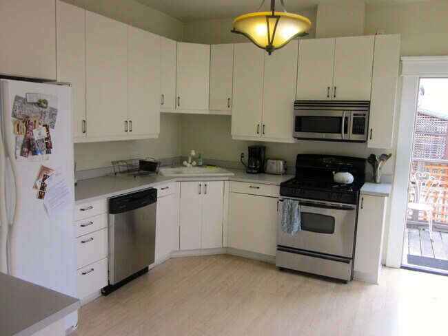 Building Photo - Stunning large Classic Pacific Heights Flat with lots of light, hardwood floors, washer/dryer, gr...