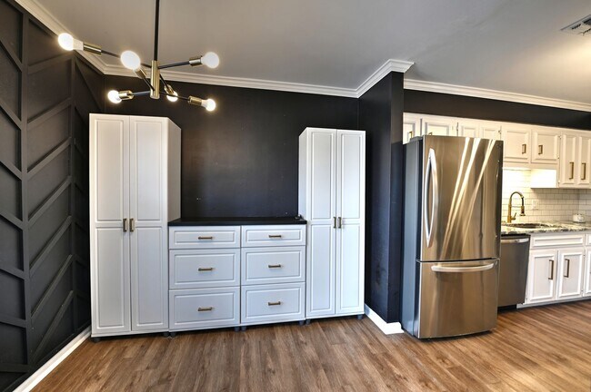 Building Photo - ALAMO HEIGHTS SCHOOL DISTRICT CONDO