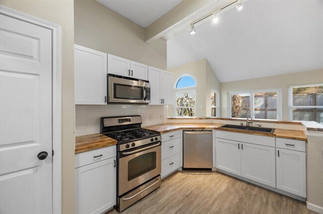Building Photo - 8430 London Way Dr
