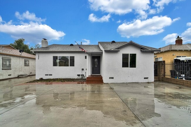 Building Photo - 7237 Tujunga Ave