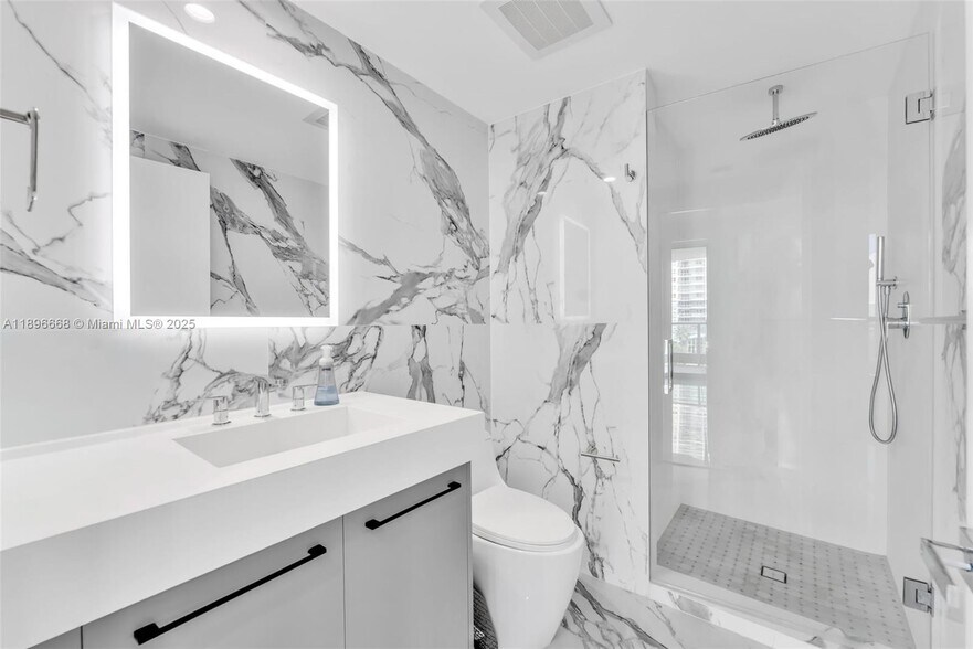 Building Photo - 1331 Brickell Bay Dr