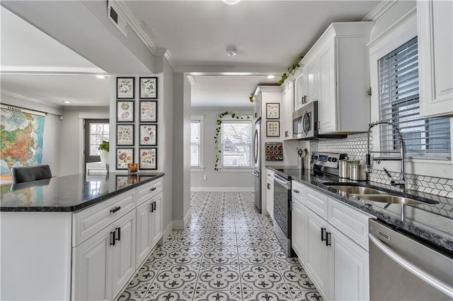 interior- 1st floor (kitchen, view of nook)) - 4244 Holmes St