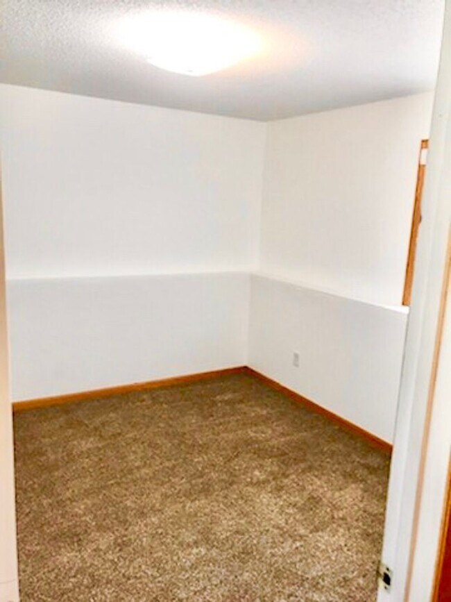 Building Photo - 5 bed 2 bath House for Rent
