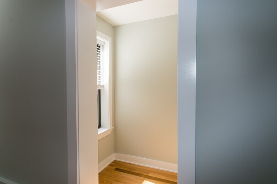 Building Photo - 4424 N Wolcott Ave